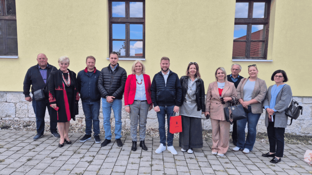 Sudionici studijskog posjeta u Interpretativnom centru Woonko u Majuru u sklopu projekta Wool is Cool