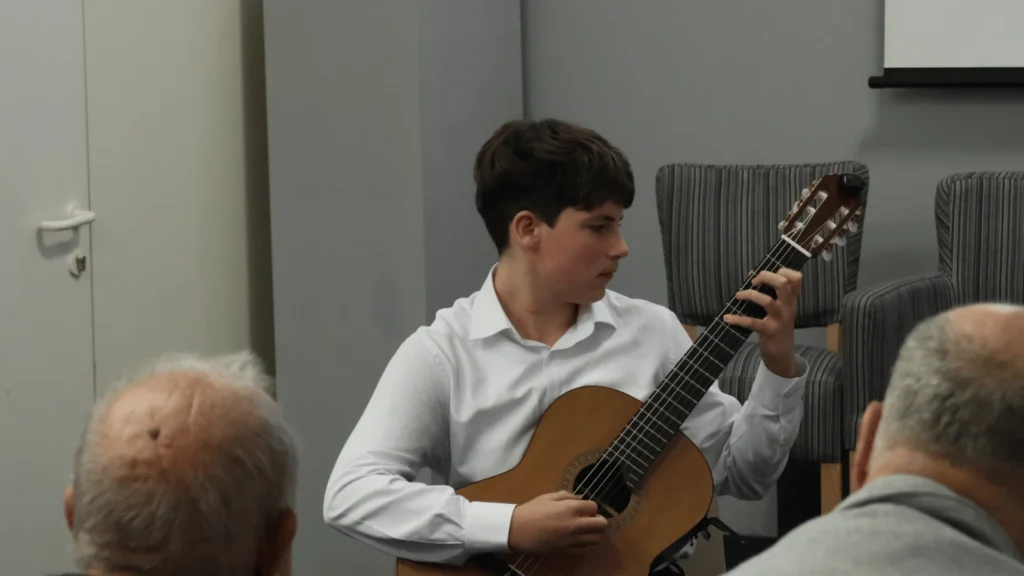 borna štulić izvodi skladbu La Bicicletta autora Fabiana Payra.