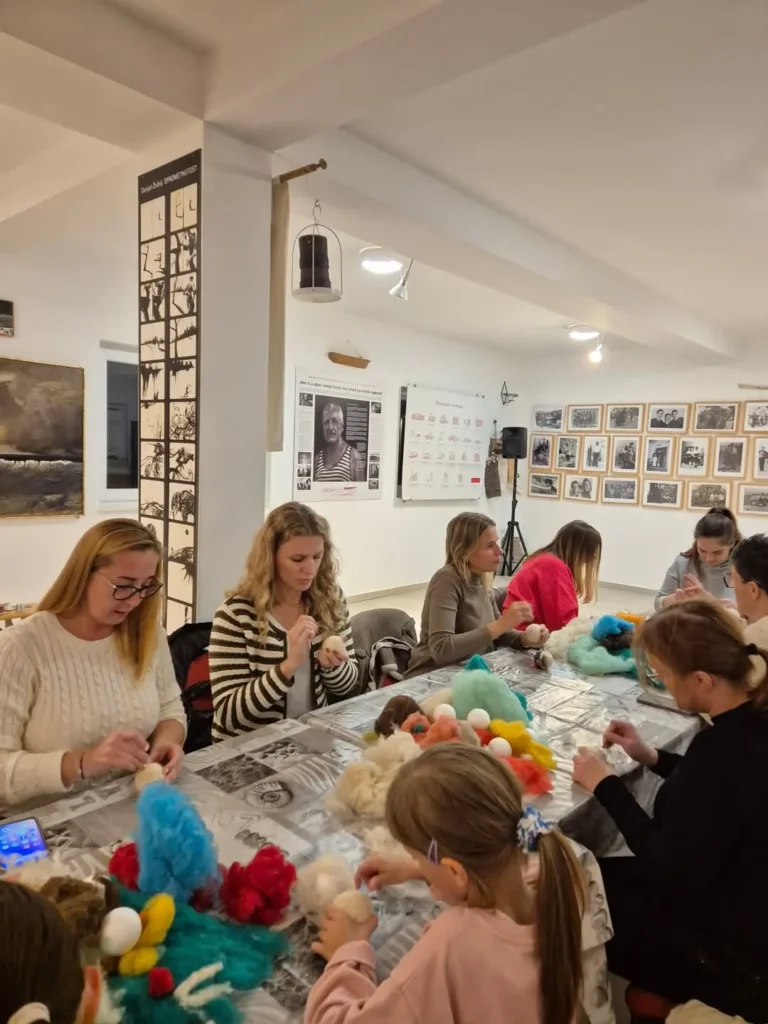 sudionici radionice rade ukras na pagu