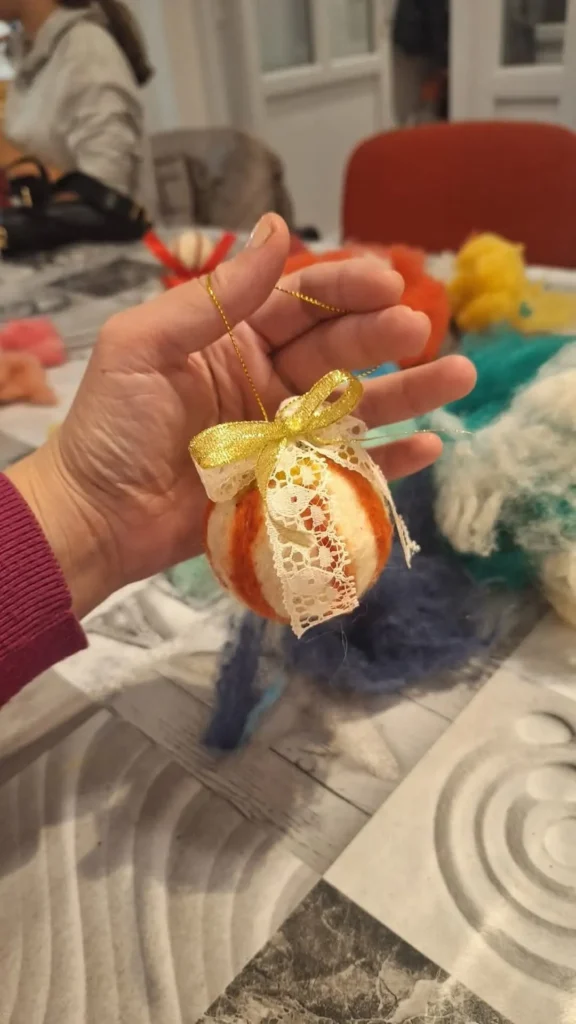 ukras napravljen na pagu, kuglica