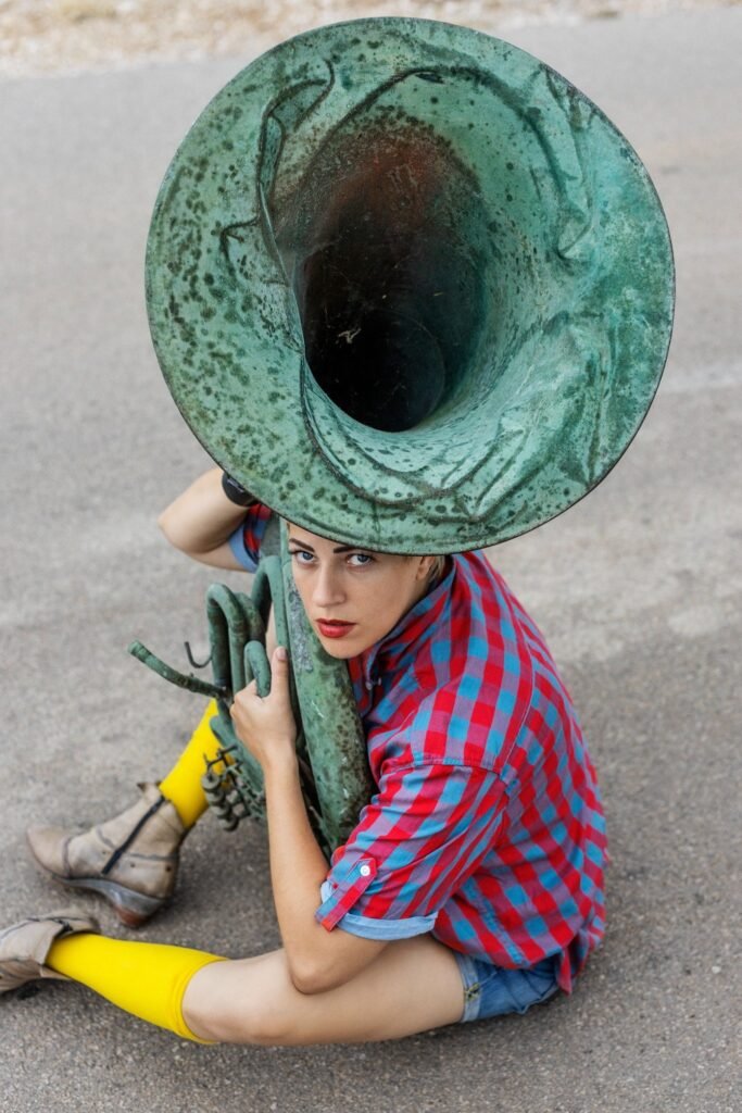 ane paška u živopisnoj odjeći drži trubu