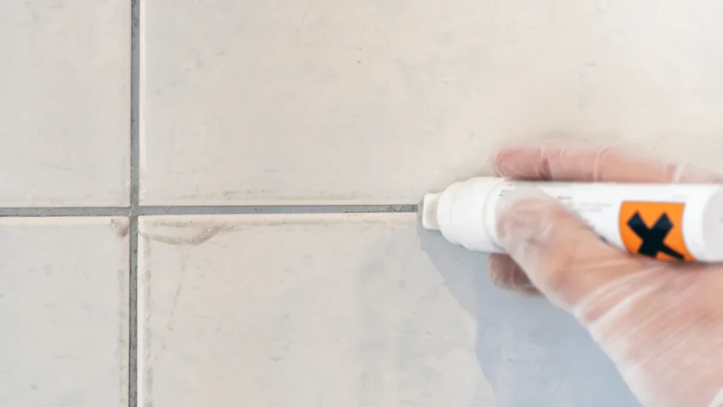 Kako jednostavno očistiti fuge između pločica prirodnim sredstvima