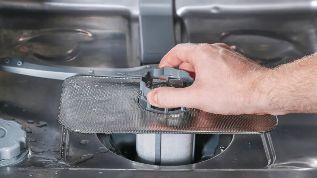 Kako očistiti filter perilice posuđa i produžiti joj vijek