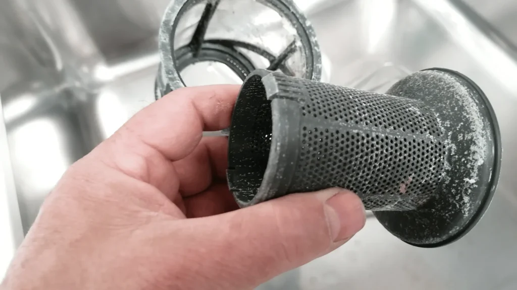 Kako očistiti filter perilice posuđa i produžiti joj vijek