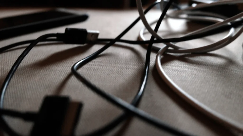 Kako organizirati kablove iza TV-a ili računala