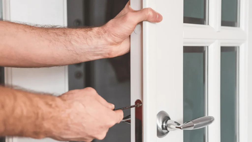 Kako popraviti labavu kvaku na vratima za 5 minuta