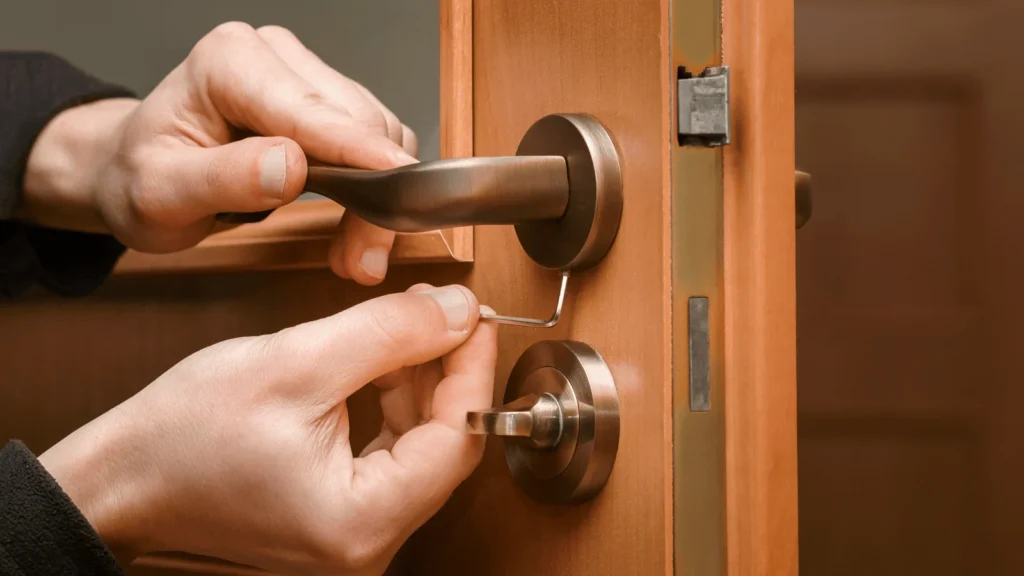 Kako popraviti labavu kvaku na vratima za 5 minuta