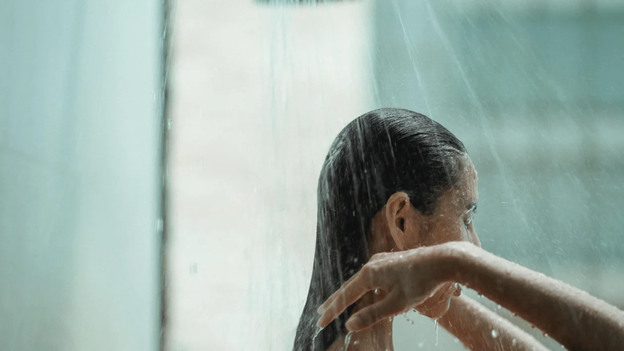 Kako ukloniti kamenac s tuš ručice bez agresivnih kemikalija