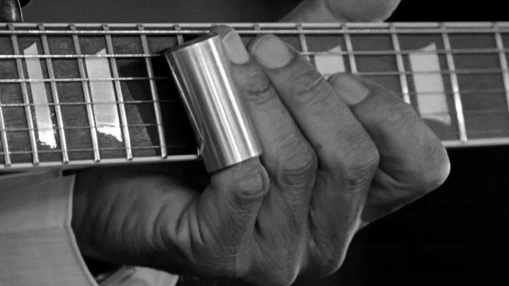 blues glazbenik svira gitaru