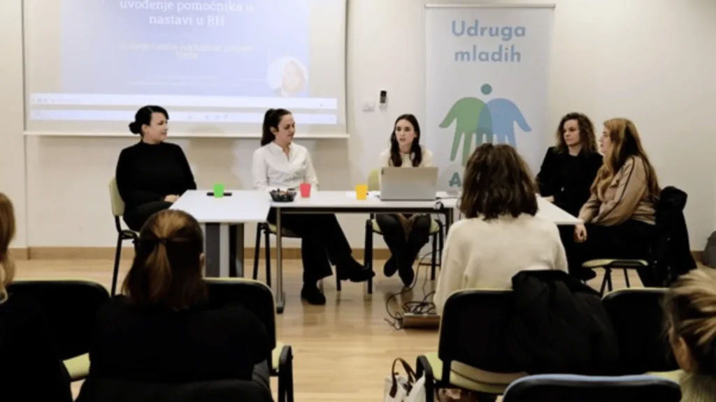 Sudionici okruglog stola “PUNa prava” raspravljaju o pravima pomoćnika u nastavi u Centru za mlade Zadar.