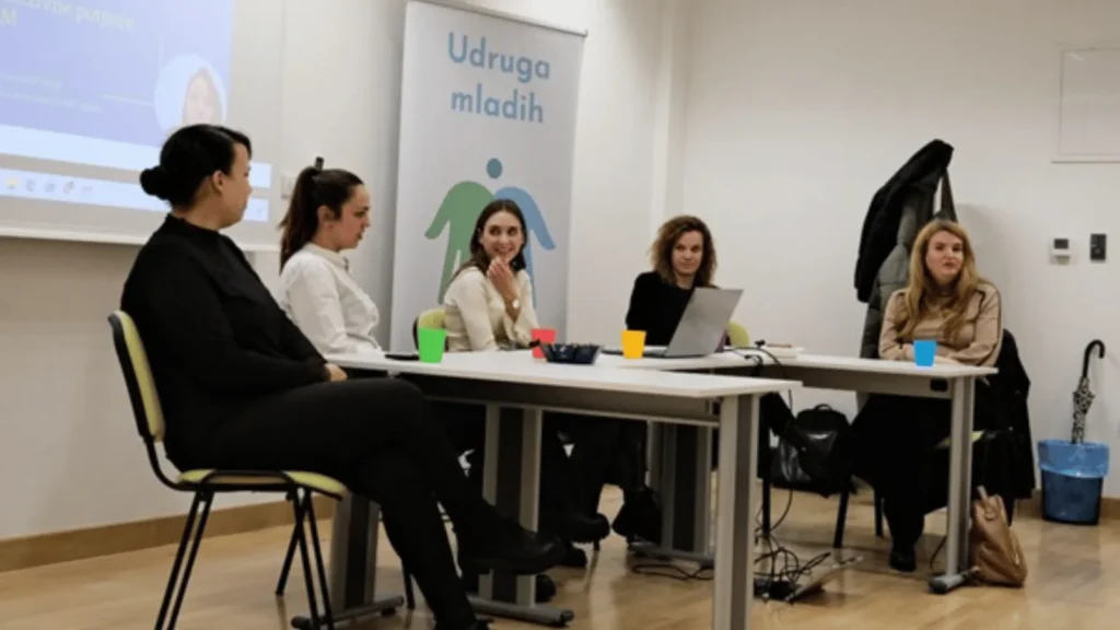 Sudionici okruglog stola “PUNa prava” raspravljaju o pravima pomoćnika u nastavi u Centru za mlade Zadar.