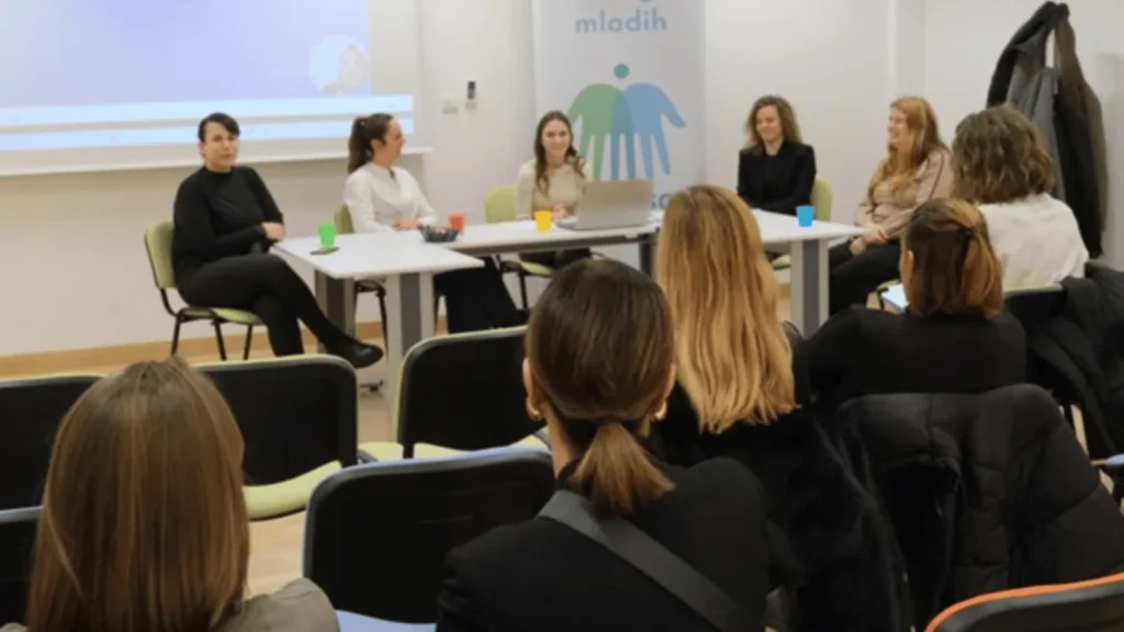 Sudionici okruglog stola “PUNa prava” raspravljaju o pravima pomoćnika u nastavi u Centru za mlade Zadar.