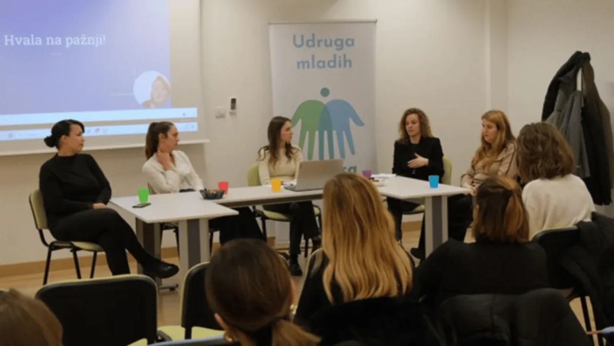 Sudionici okruglog stola “PUNa prava” raspravljaju o pravima pomoćnika u nastavi u Centru za mlade Zadar.