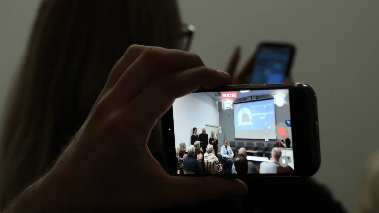 snimka mobitela koji snima kulturnu manifestaciju