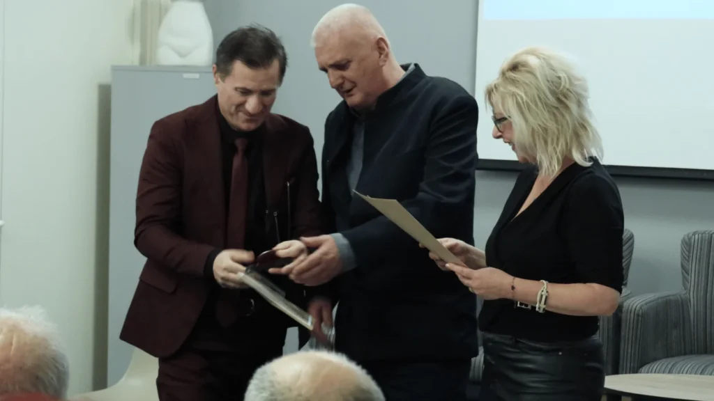 Samir Elezoviž dobija nagradu