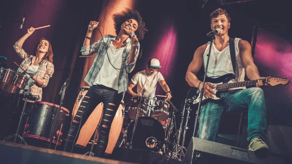 glazbeni sastav izvodi pop pjesmu