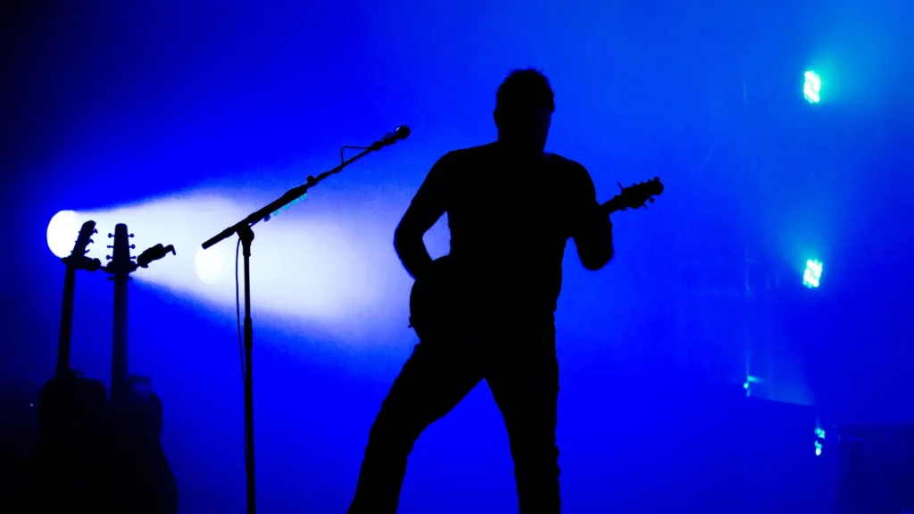 blues glazbenik nastupa na pozornici