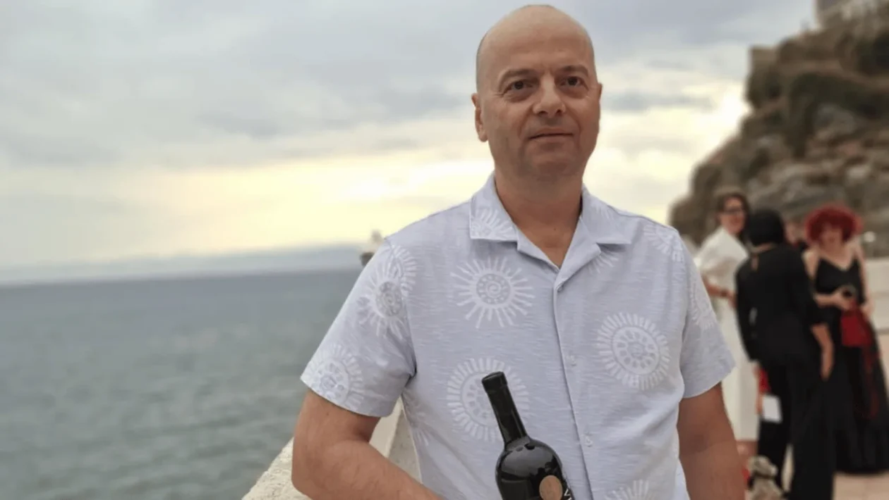 goce stanoeski drži bocu vina vinarije sarika