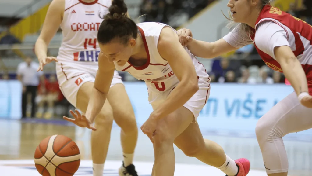 Hrvatska ženska košarkaška reprezentacija slavi pobjedu protiv Sjeverne Makedonije u Slavonskom Brodu