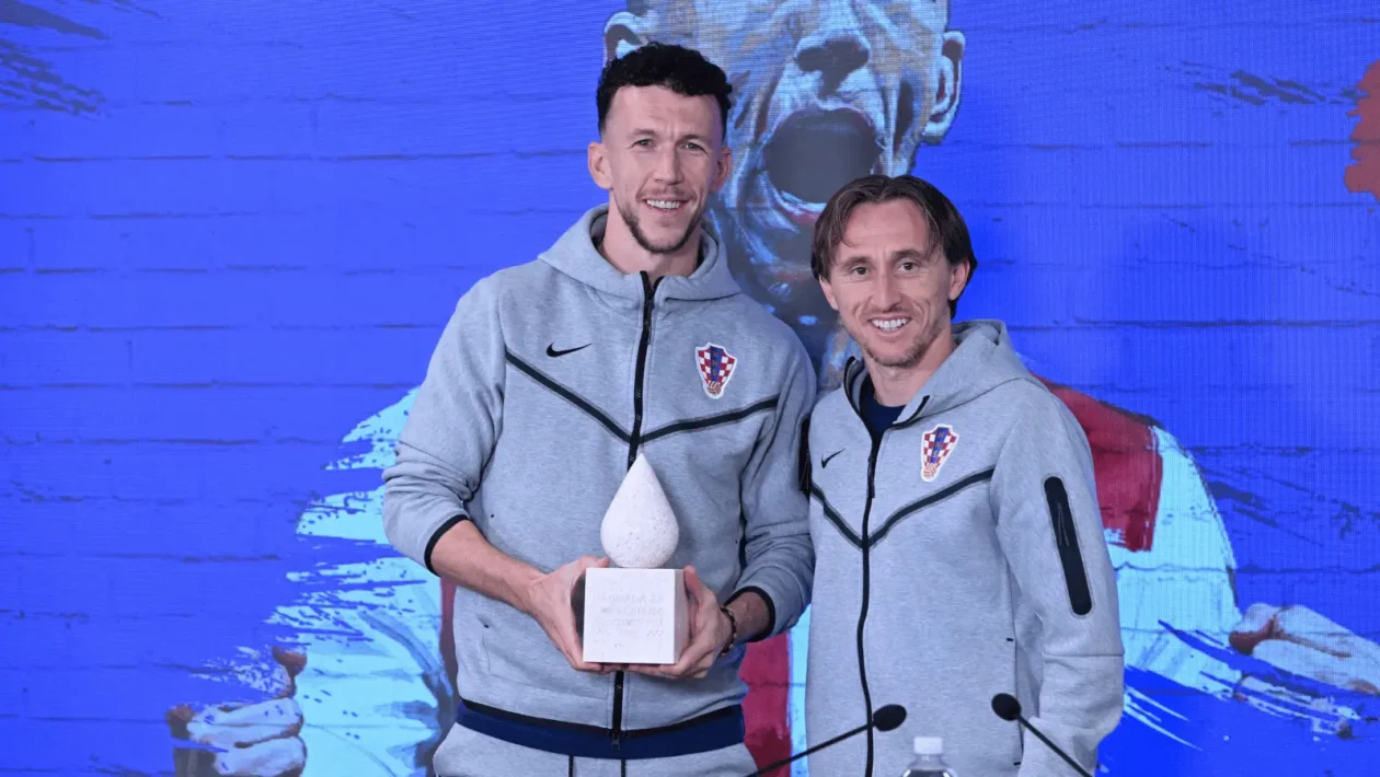 Ivan Perišić prima nagradu Pokaži srce kao najsrčaniji hrvatski reprezentativac 2025.