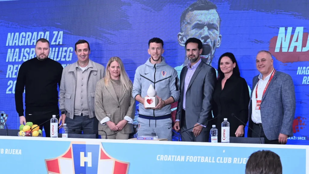Ivan Perišić prima nagradu Pokaži srce kao najsrčaniji hrvatski reprezentativac 2025.