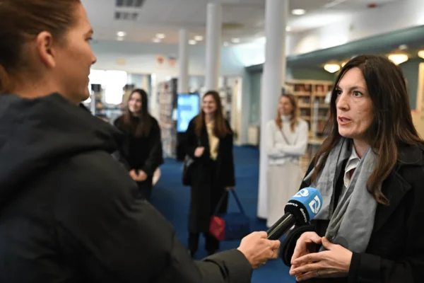 organizatorica izložbe daje izjavu za diadora tv