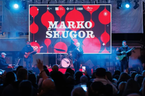 Marko Škugor nastupa na adventskoj pozornici u Zadru i premijerno izvodi božićnu pjesmu