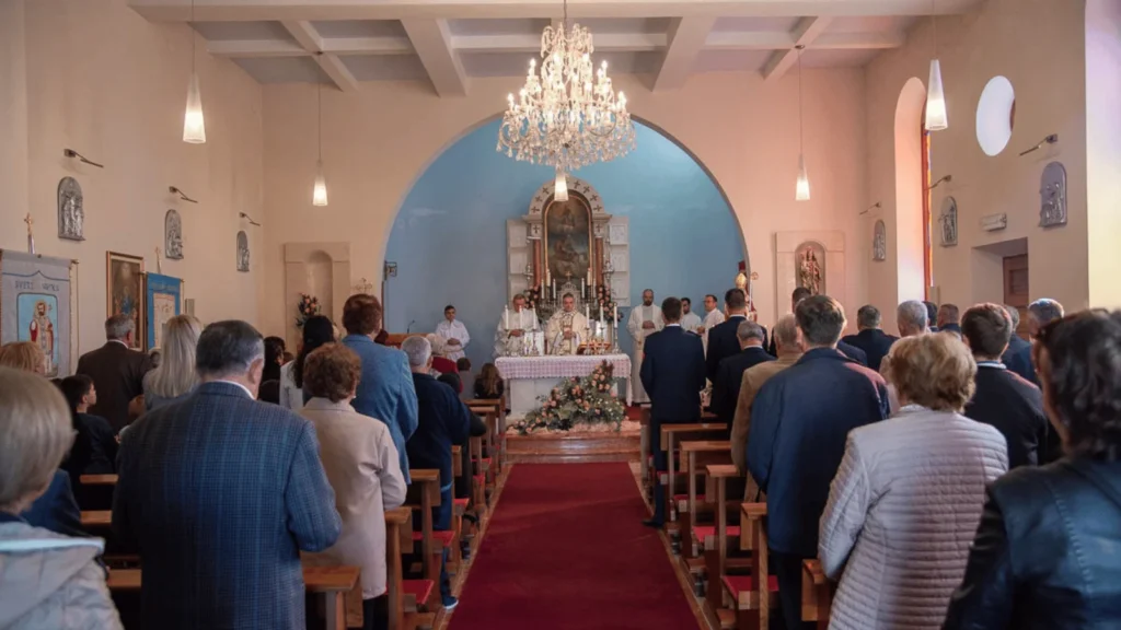 Procesija s kipom svetog Martina kroz središte Povljane tijekom proslave Martinje