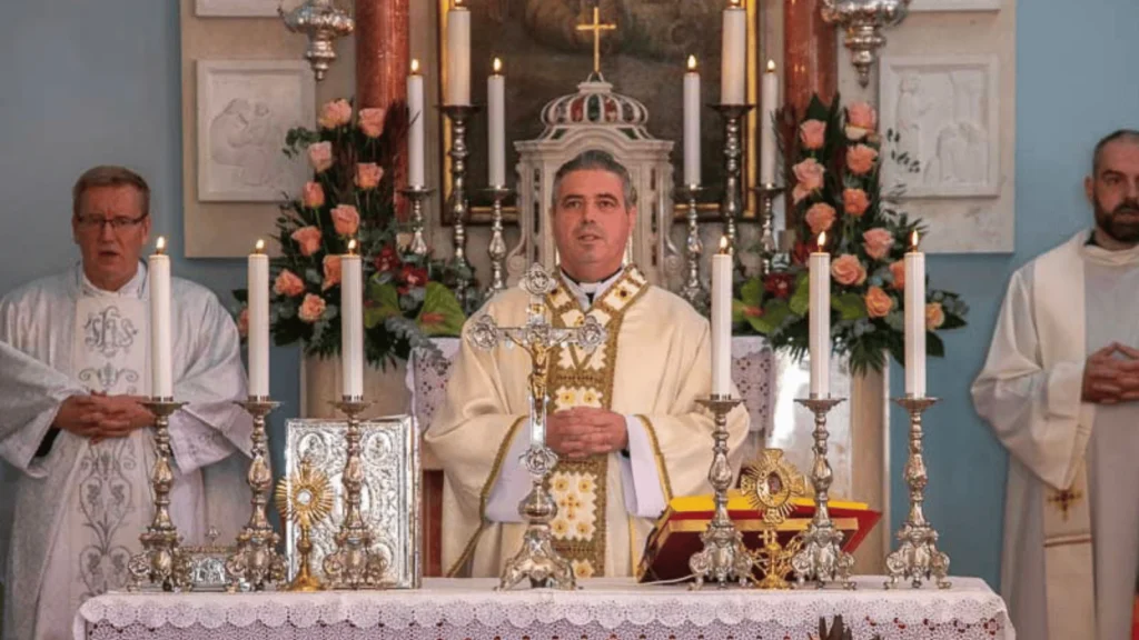 Procesija s kipom svetog Martina kroz središte Povljane tijekom proslave Martinje