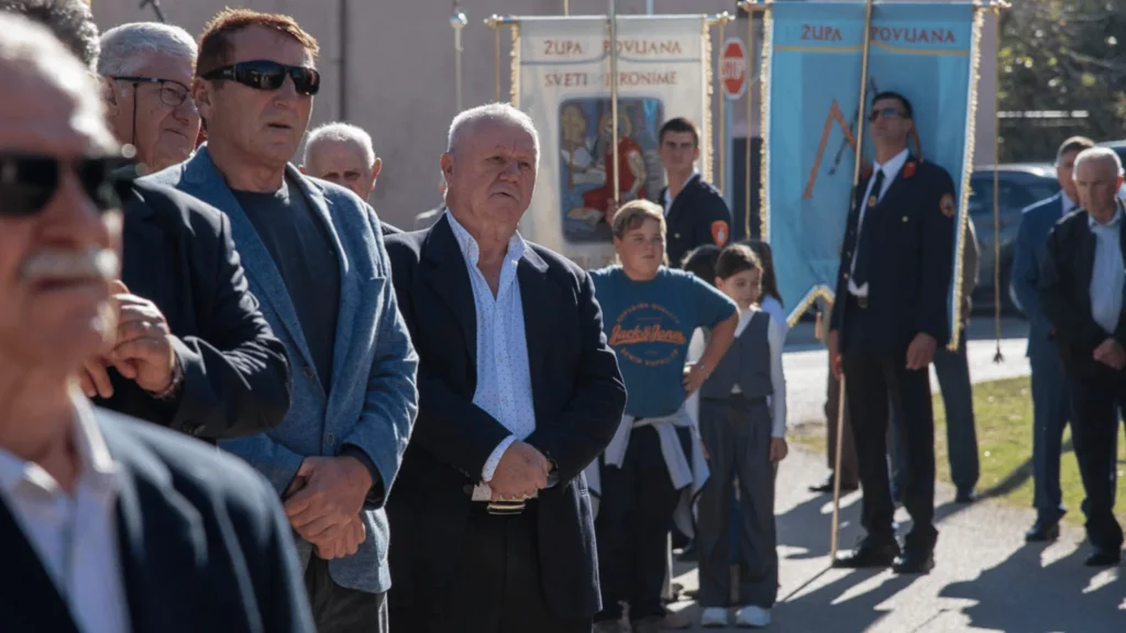 Procesija s kipom svetog Martina kroz središte Povljane tijekom proslave Martinje