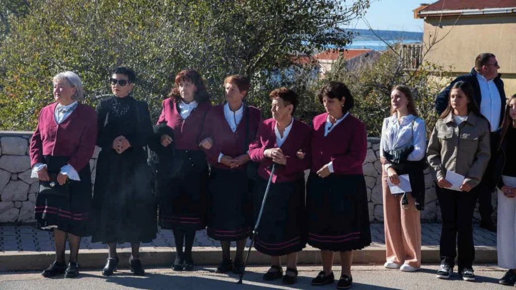Procesija s kipom svetog Martina kroz središte Povljane tijekom proslave Martinje