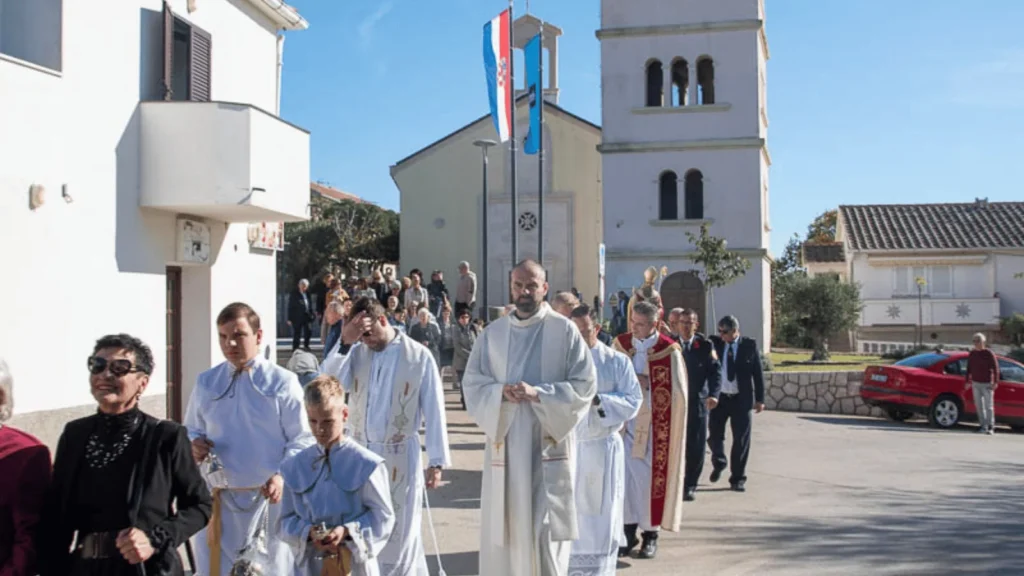 Procesija s kipom svetog Martina kroz središte Povljane tijekom proslave Martinje