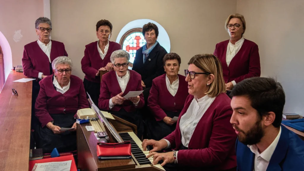 Procesija s kipom svetog Martina kroz središte Povljane tijekom proslave Martinje