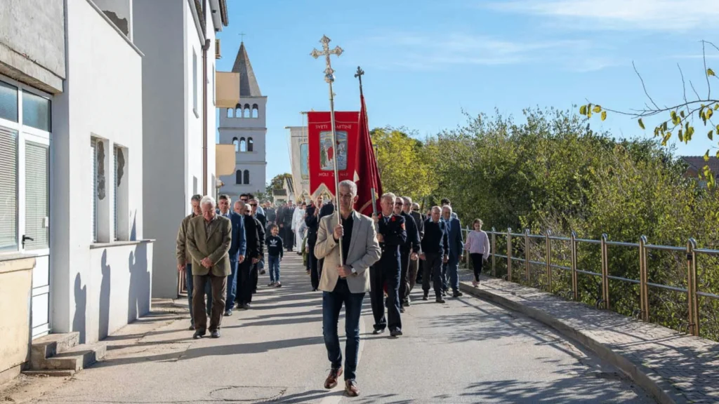 Procesija s kipom svetog Martina kroz središte Povljane tijekom proslave Martinje