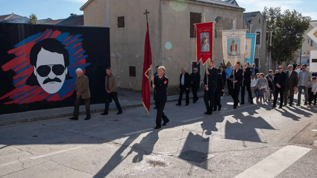 Procesija s kipom svetog Martina kroz središte Povljane tijekom proslave Martinje