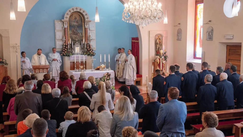Procesija s kipom svetog Martina kroz središte Povljane tijekom proslave Martinje