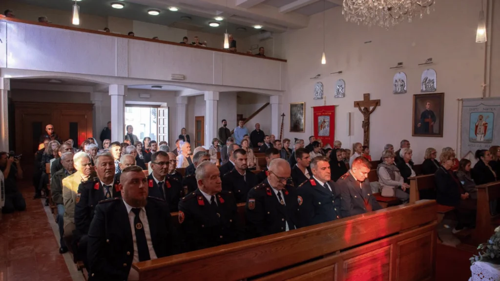 Procesija s kipom svetog Martina kroz središte Povljane tijekom proslave Martinje