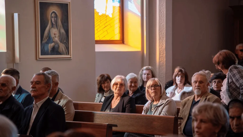 Procesija s kipom svetog Martina kroz središte Povljane tijekom proslave Martinje