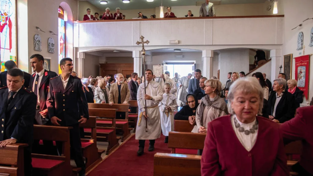 Procesija s kipom svetog Martina kroz središte Povljane tijekom proslave Martinje