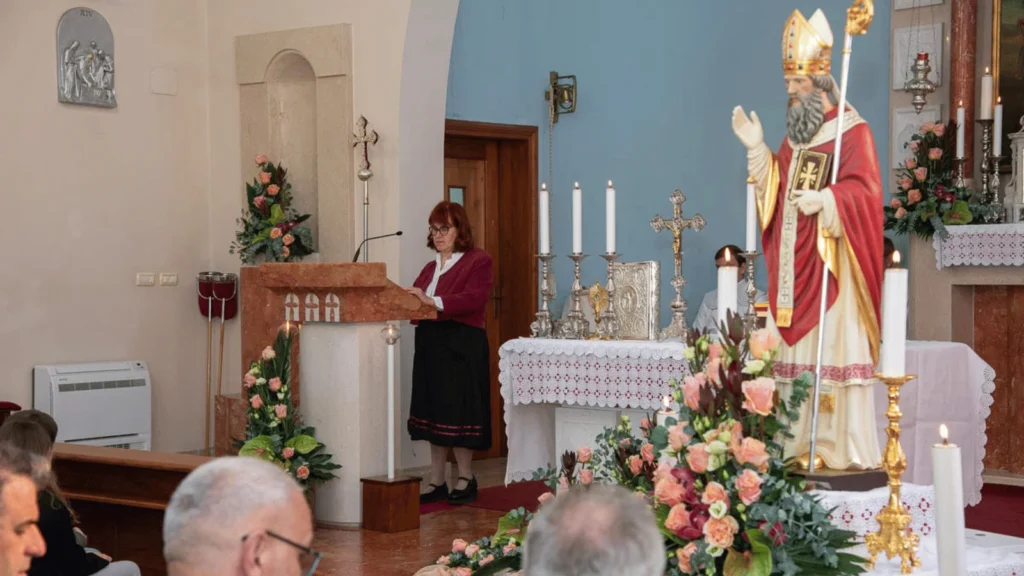 Procesija s kipom svetog Martina kroz središte Povljane tijekom proslave Martinje