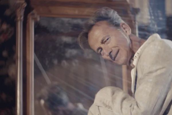 Max Juričić izvodi pjesme s albuma "Sunčana strana Mjeseca 2" na pozornici