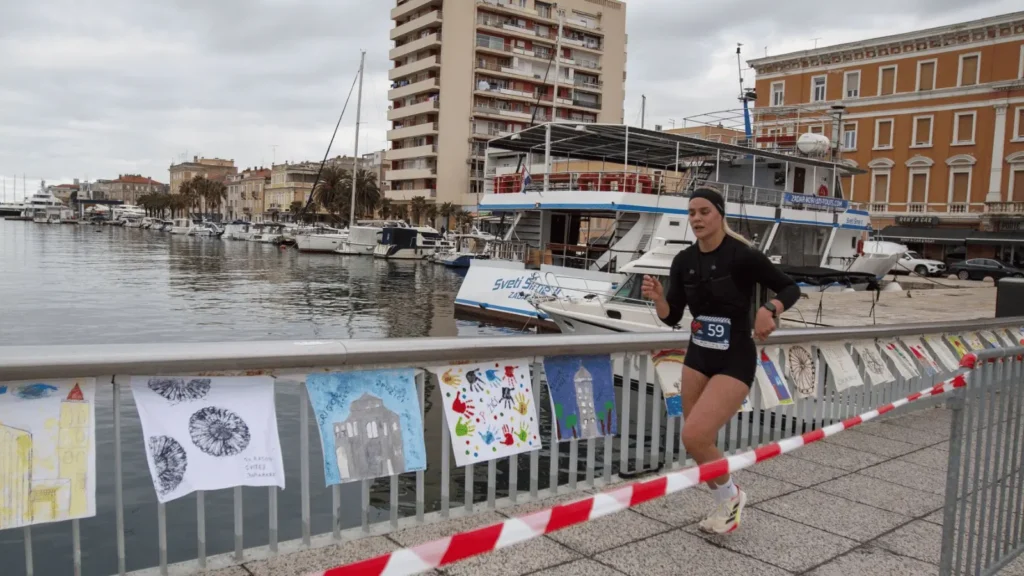 natjecateljica polumaratona prelazi zadarski most