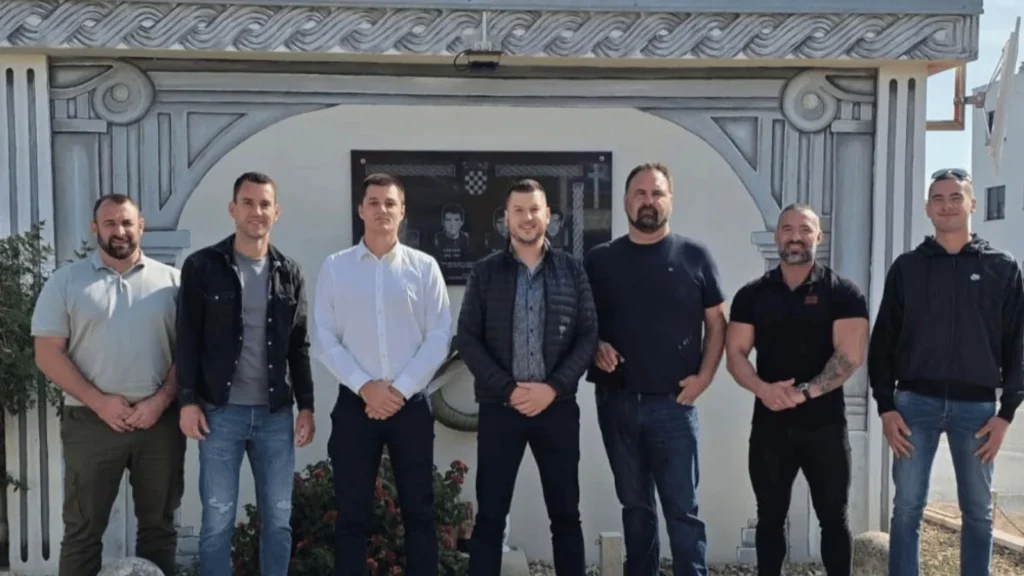 Članovi nezavisne liste za mjesni odbor Plovanija okupljeni ispred trafostanice na plovaniji