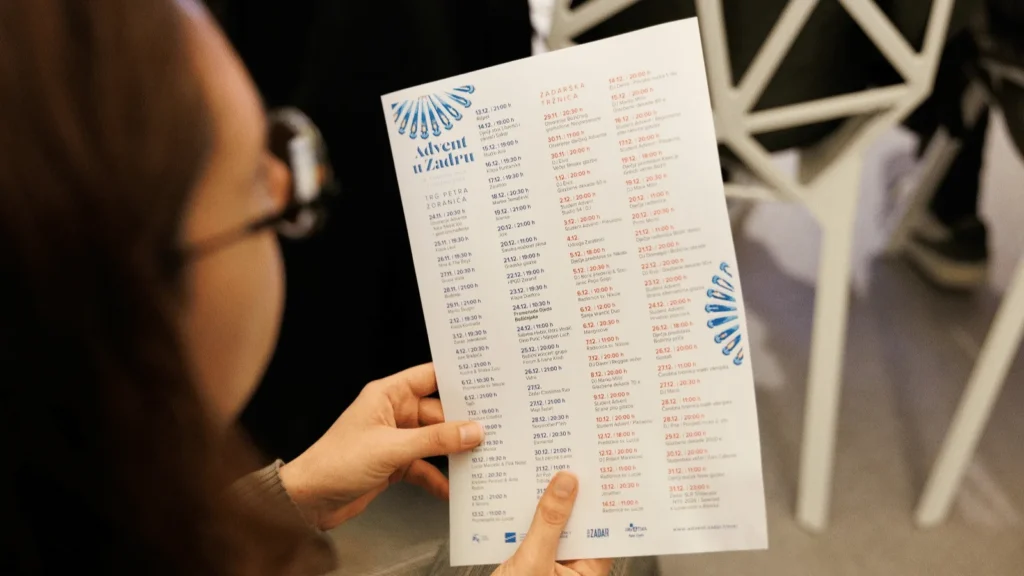 osoba uruci drži program adventa u zadru