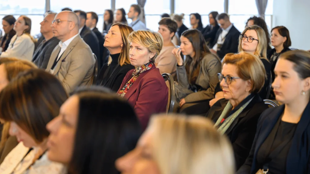 posjetiteli na panel raspravi o preferencijama potrošača