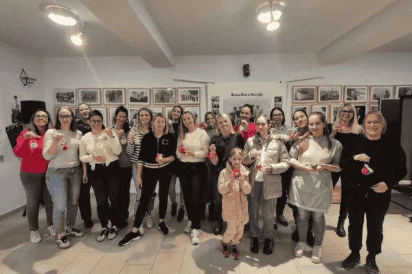 Radionica filcanja božićnih ukrasa od vune na otoku Pagu u sklopu projekta Wool is cool