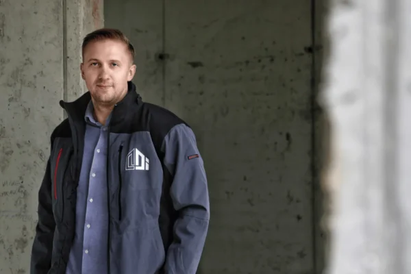 Vjesnikov neboder u Zagrebu nakon požara, simbol grada i rasprava o rušenju ili obnovi - na slici Saša Perko