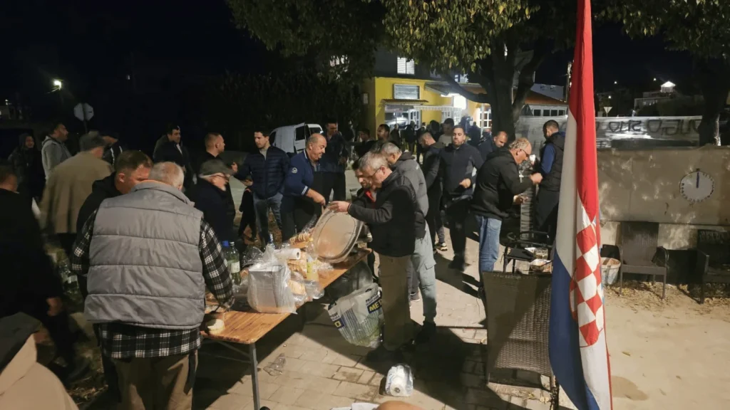 Simpatizeri nezavisne liste Plovanija drže transparent na okupljanju