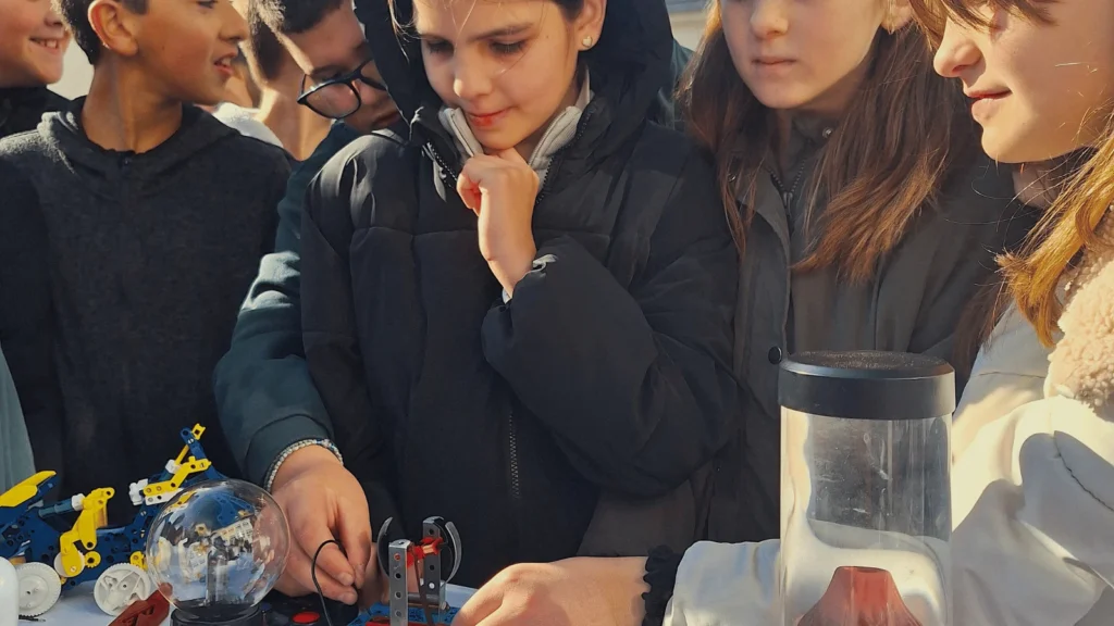 Tesla&STEM događaj u Gračacu s djecom na školskom igralištu Osnovne škole Nikole Tesle