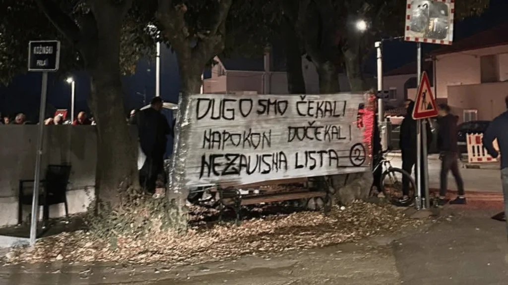 Transparent s porukom ‘Dugo smo čekali, napokon dočekali, nezavisna lista’ na okupljanju na Plovaniji.